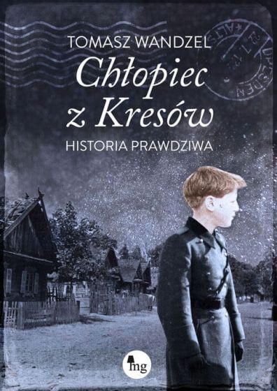 Szaro-niebieski widok wiejskiej chałupy a na pierwszym planie postać młodego chłopca ubranego w szaro-niebieski mundur.