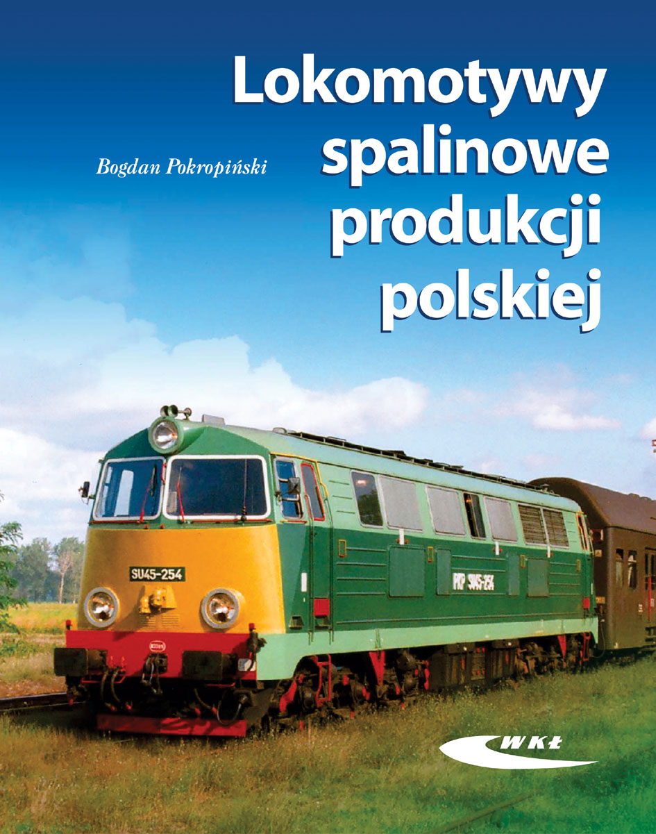 Zielono-nienieskie tło. Na dole trawa na górze pogodne niebo z białymi obłokami. Na planie głównym jest przedstawiona lokomotywa SU 45 w palowaniach zielonym i żółtym.